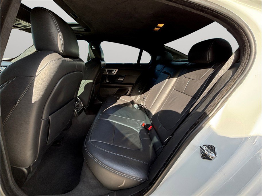 Used 2015 Jaguar XF Sport image 40