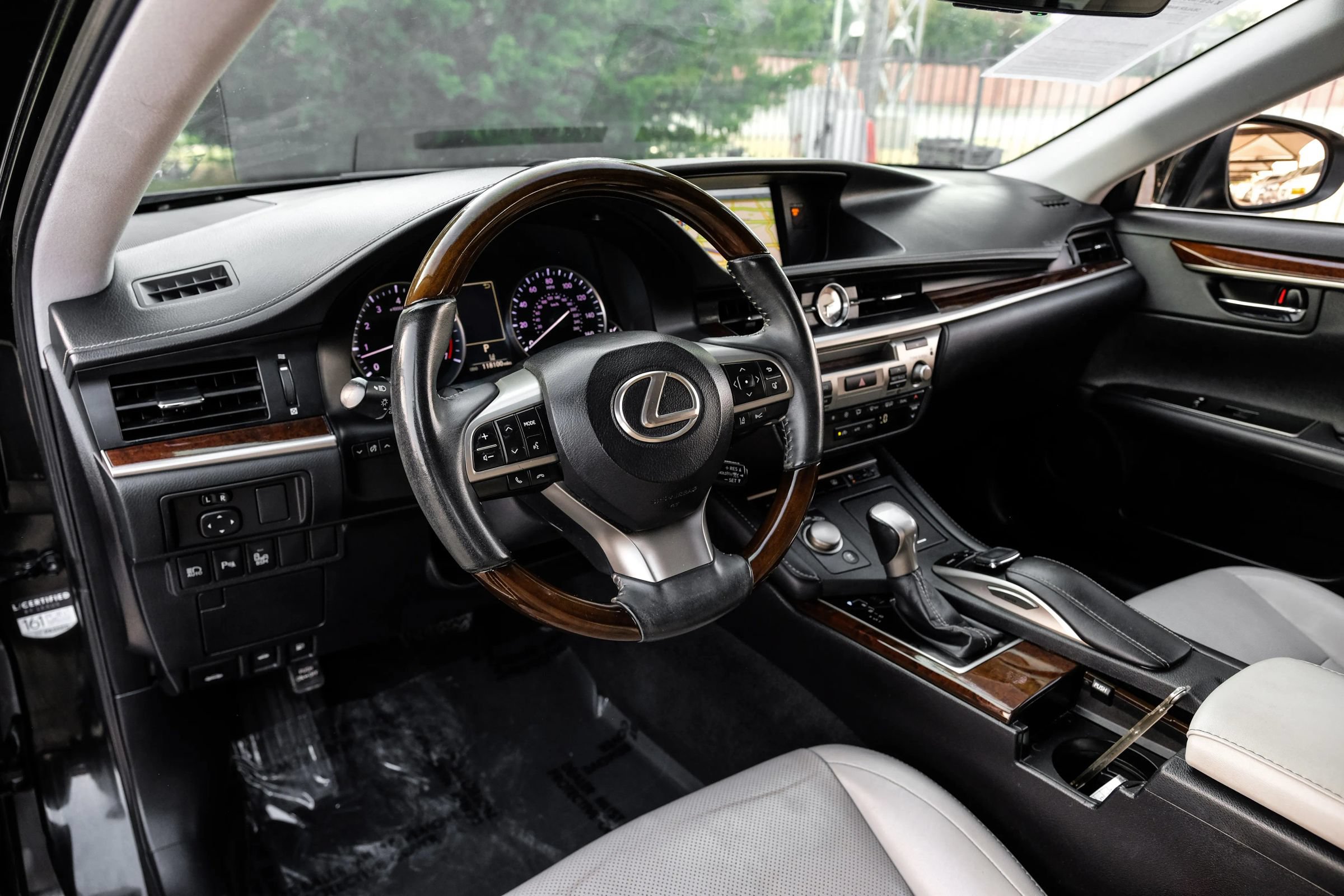 Used 2017 Lexus ES 350 w/ Luxury Package FWD image 2