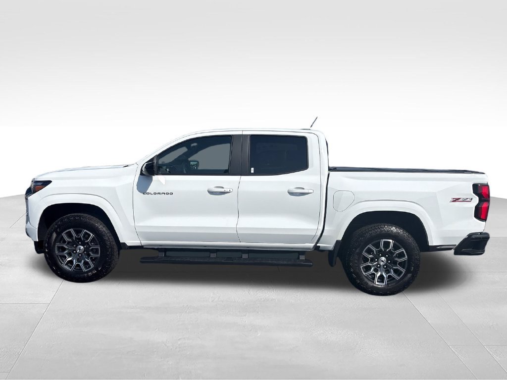 Used 2025 Chevrolet Colorado Z71 w/ Z71 Convenience Package 2 AWD/4WD image 2