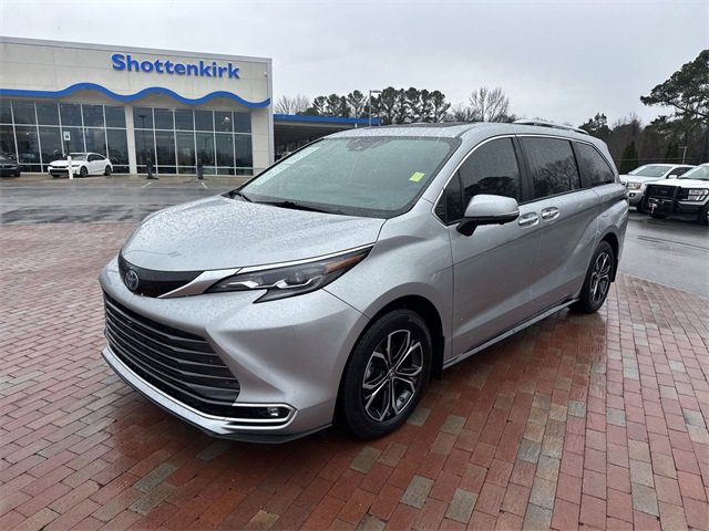 Used 2025 Toyota Sienna Platinum image 32