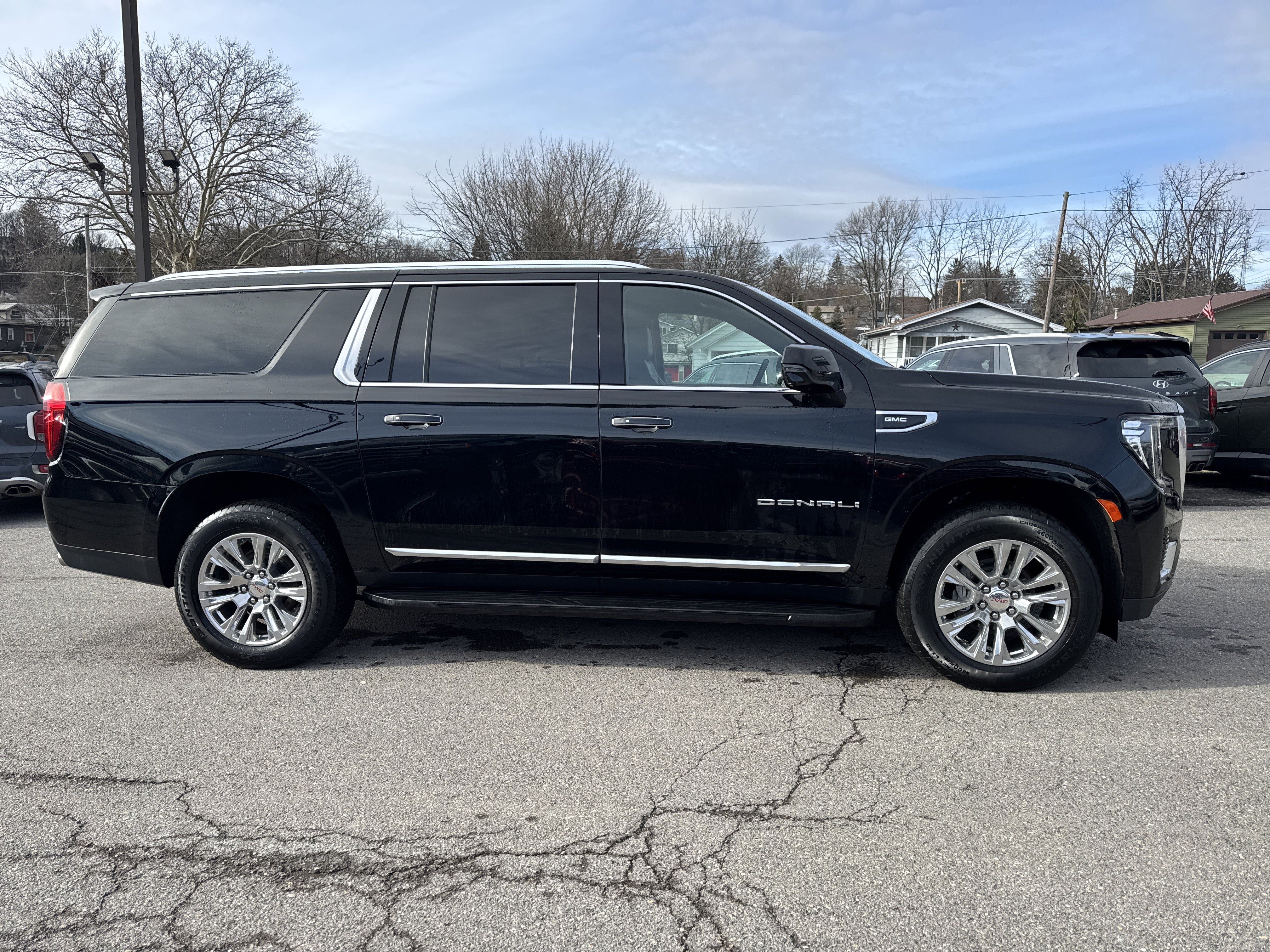 Used 2024 GMC Yukon XL Denali image 2