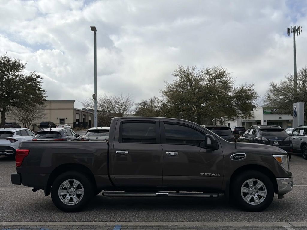 Used 2017 Nissan Titan SV image 4