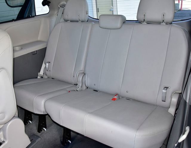 Used 2020 Toyota Sienna XLE w/ XLE Navigation Package image 18
