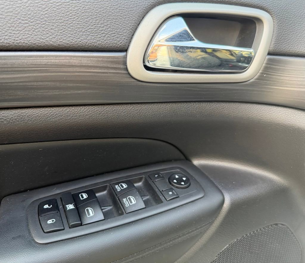 Used 2021 Jeep Grand Cherokee Laredo image 14