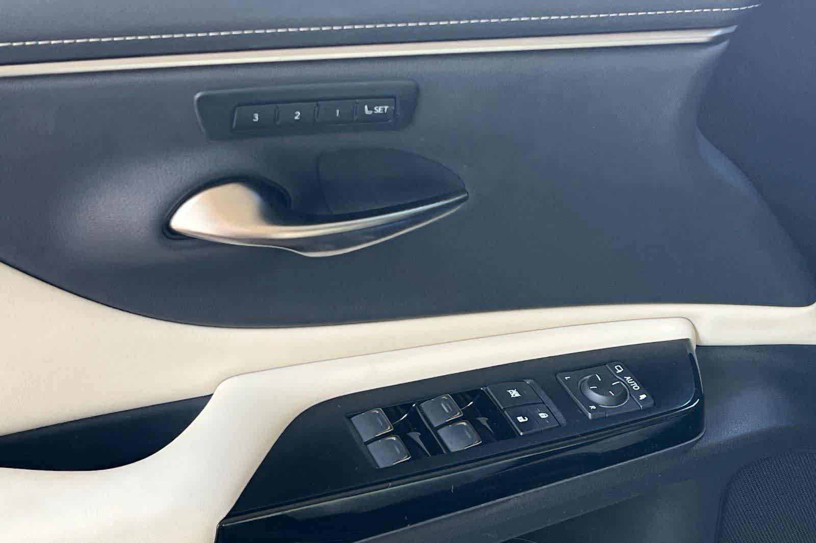 Used 2025 Lexus ES 300h w/ Premium Package FWD image 15