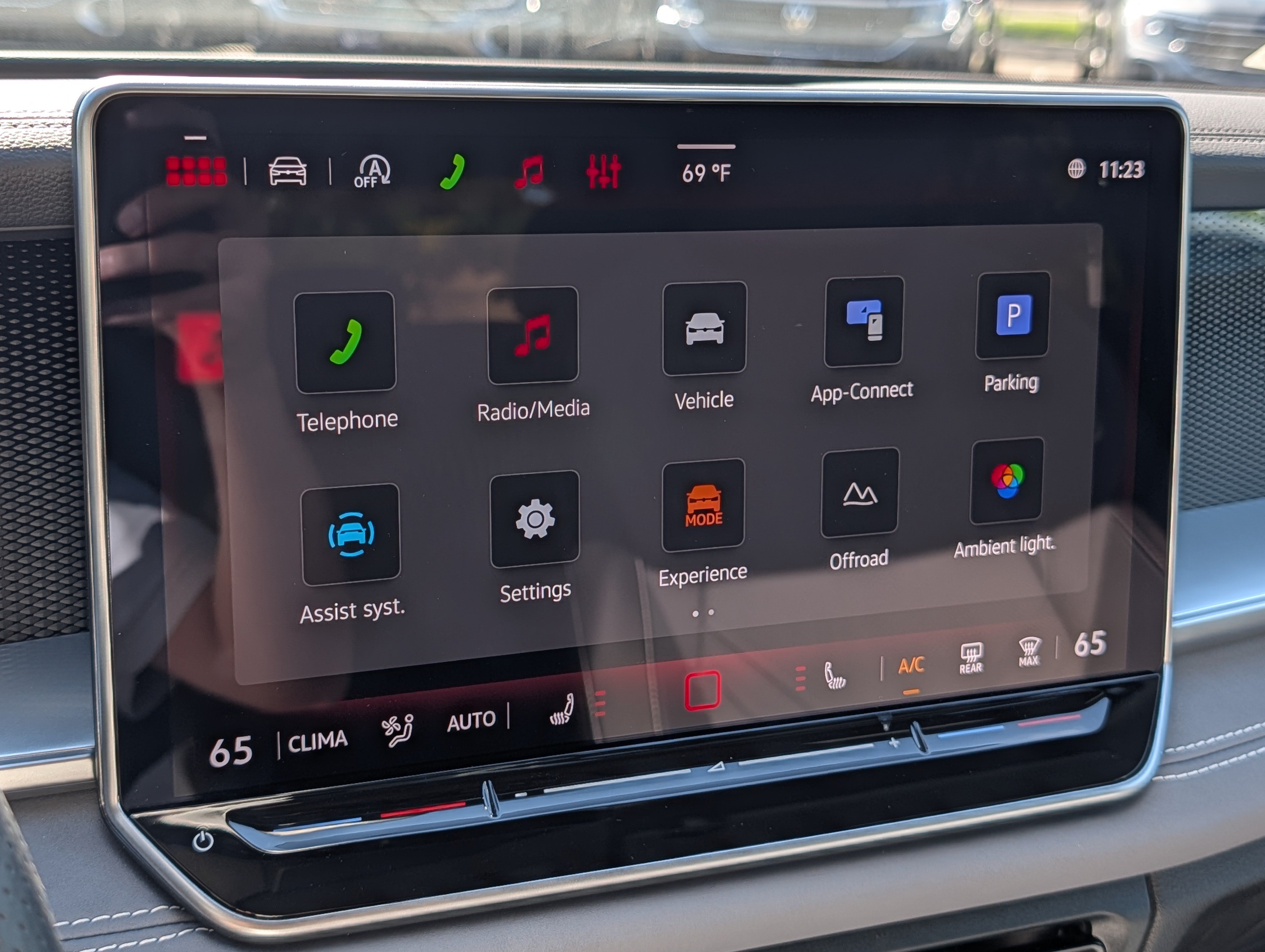 Certified 2026 Volkswagen Tiguan SE R-Line AWD/4WD image 22
