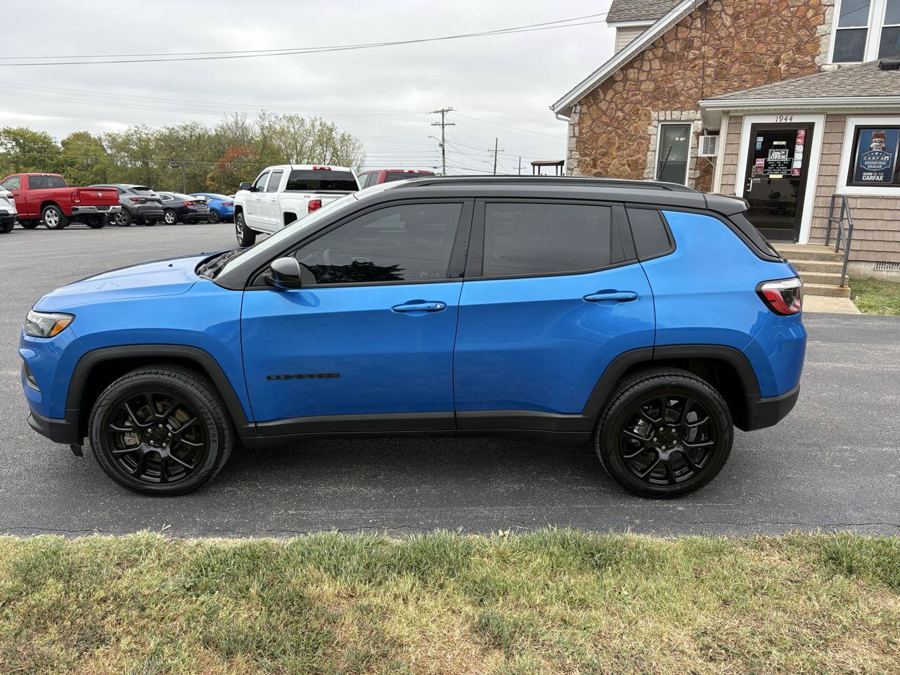 Used 2023 Jeep Compass Latitude w/ Convenience Group AWD/4WD image 2