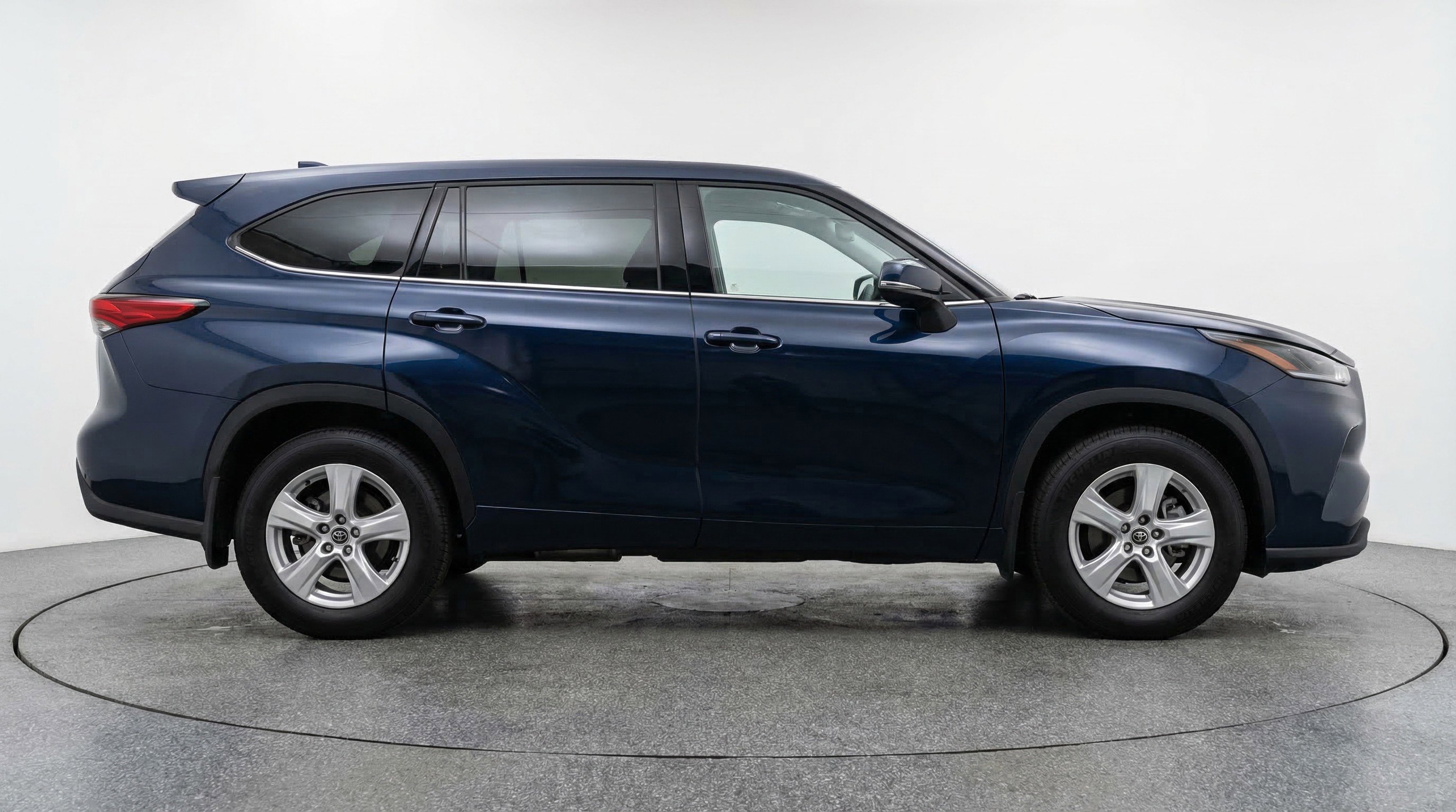 Used 2025 Toyota Highlander LE image 11