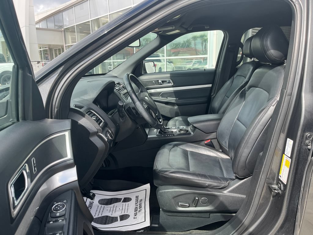 Used 2017 Ford Explorer XLT w/ Equipment Group 202A FWD image 11