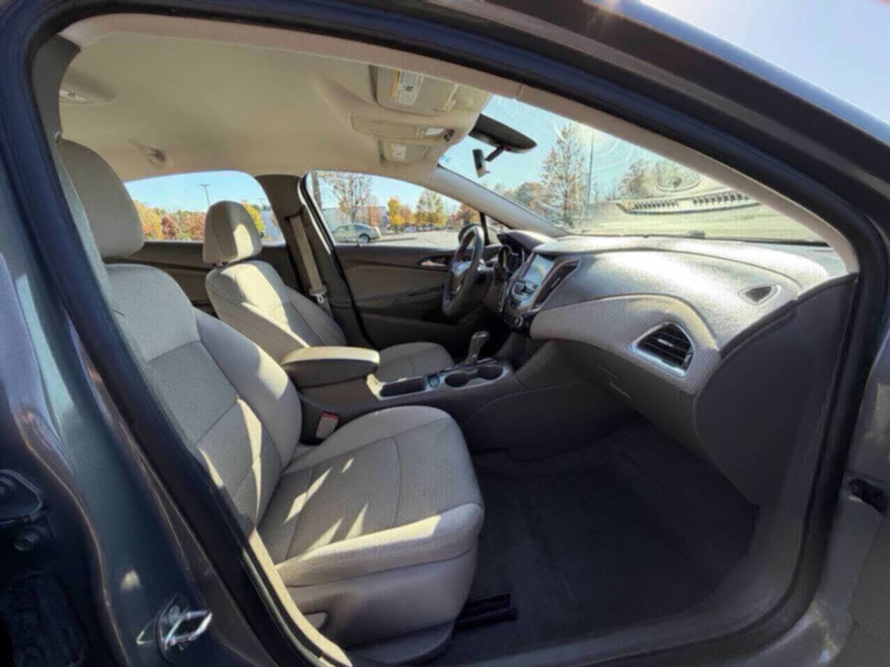 Used 2017 Chevrolet Cruze LT w/ Convenience Package image 17