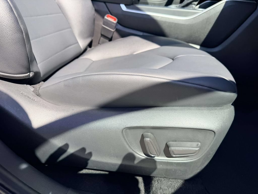 Used 2025 Toyota Highlander XLE AWD/4WD image 12