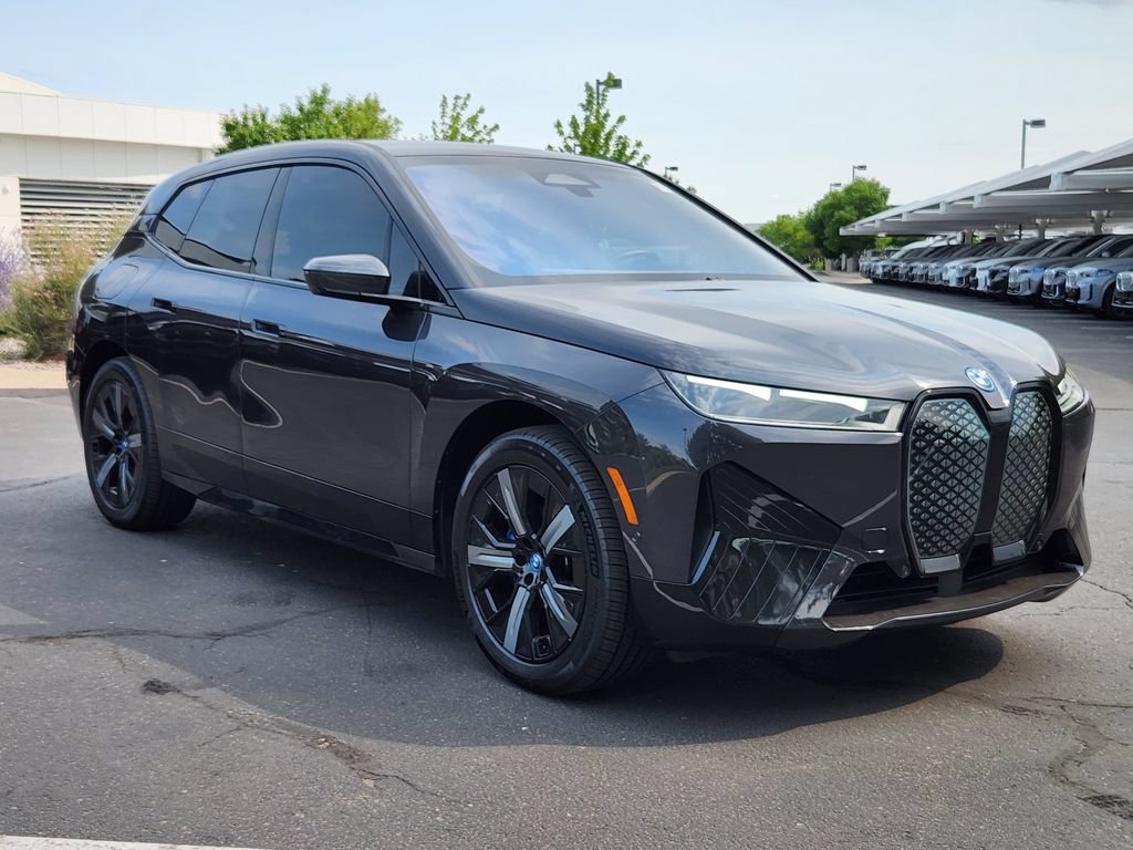 Used 2023 BMW iX xDrive50 w/ Sport Package AWD/4WD image 4