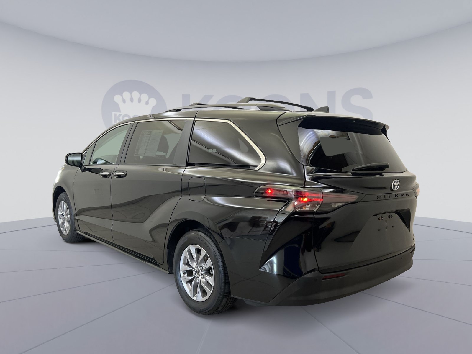 Used 2024 Toyota Sienna XLE w/ XLE Plus Package FWD image 7