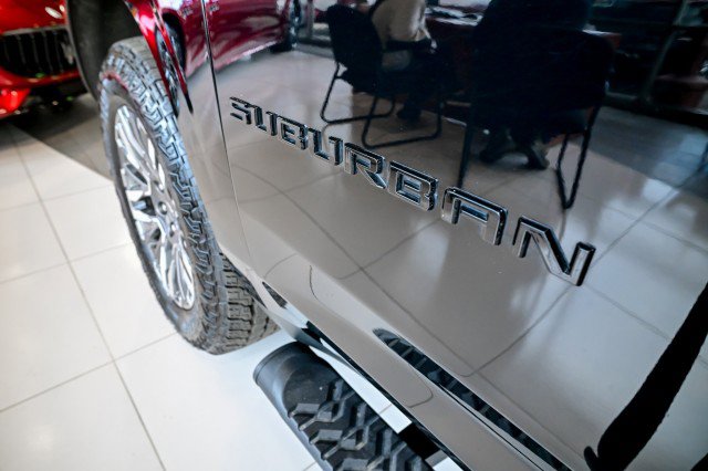 Used 2025 Chevrolet Suburban Z71 image 35