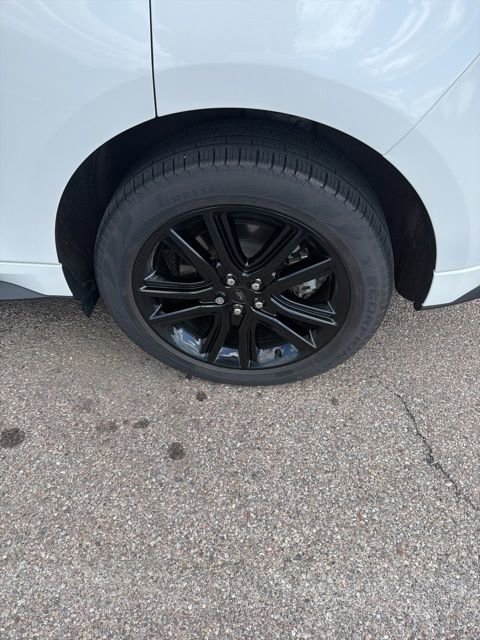 Used 2022 Ford Edge ST-Line w/ Class II Trailer Tow Package AWD/4WD image 8