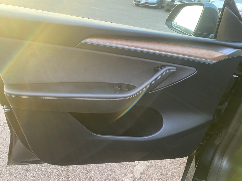 Used 2025 Tesla Model Y Long Range image 13