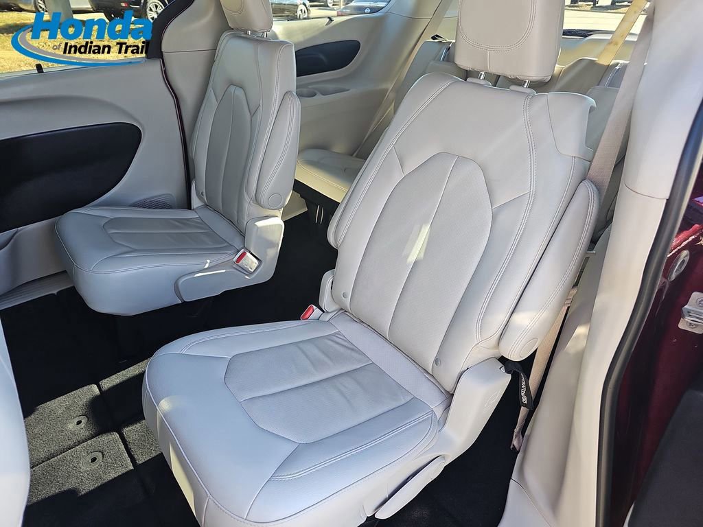 Used 2021 Chrysler Pacifica Touring-L image 16