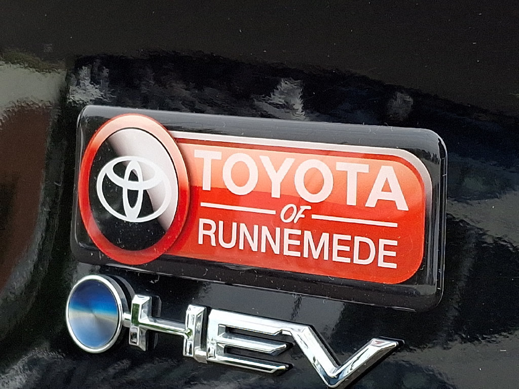 Used 2025 Toyota Sienna XLE FWD image 32