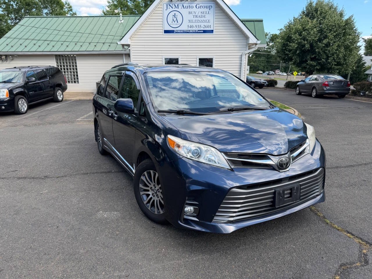Used 2018 Toyota Sienna XLE w/ XLE Navigation Package FWD image 1