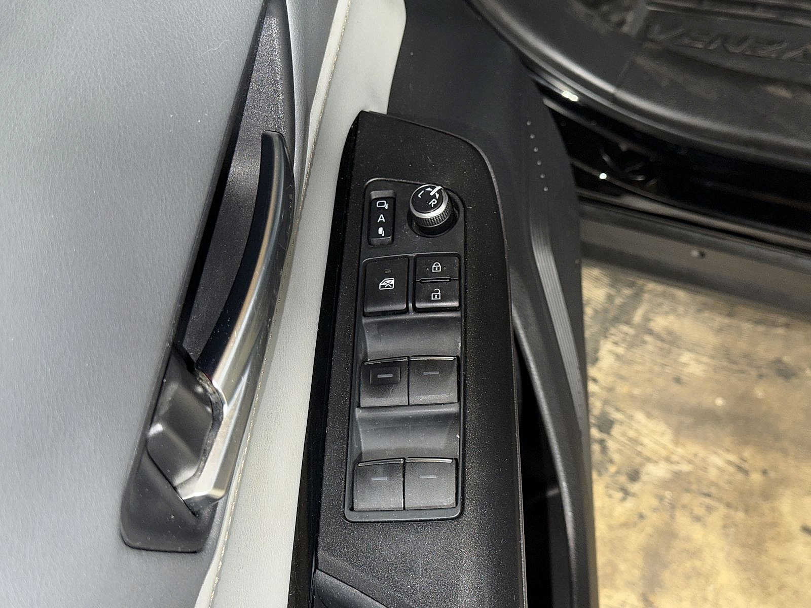 Used 2021 Toyota Venza LE AWD/4WD image 22