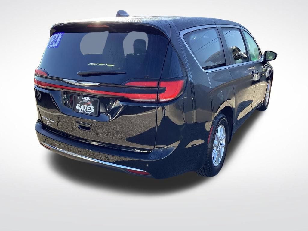 Used 2024 Chrysler Pacifica Touring-L FWD image 10
