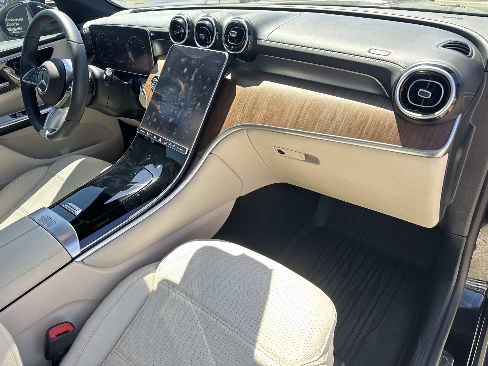 Used 2024 Mercedes-Benz GLC 300 4MATIC image 11