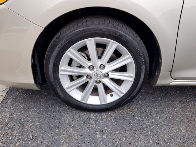Used 2014 Toyota Camry XLE w/ Leather Package FWD image 9