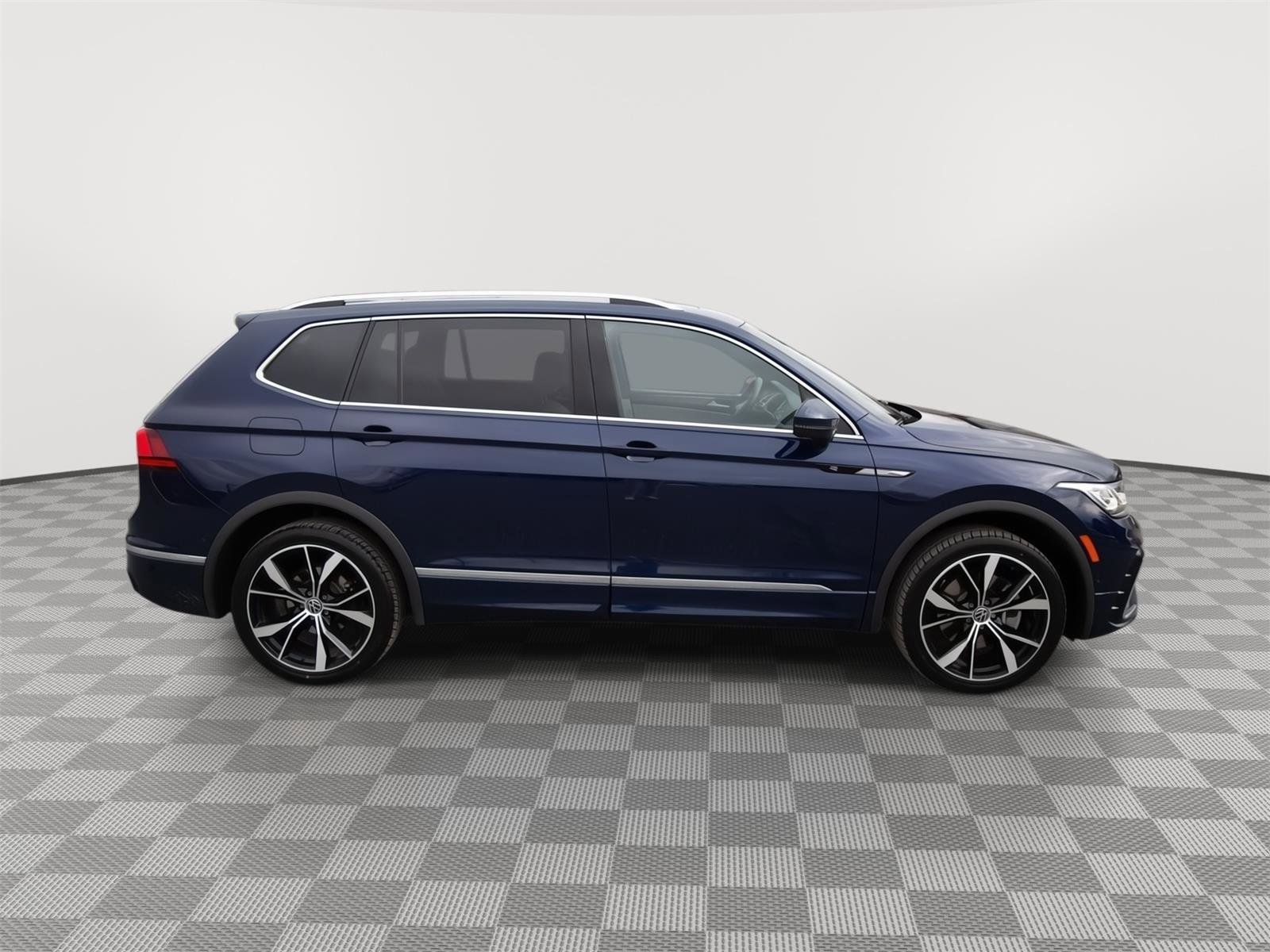 Used 2022 Volkswagen Tiguan SEL R-Line image 2
