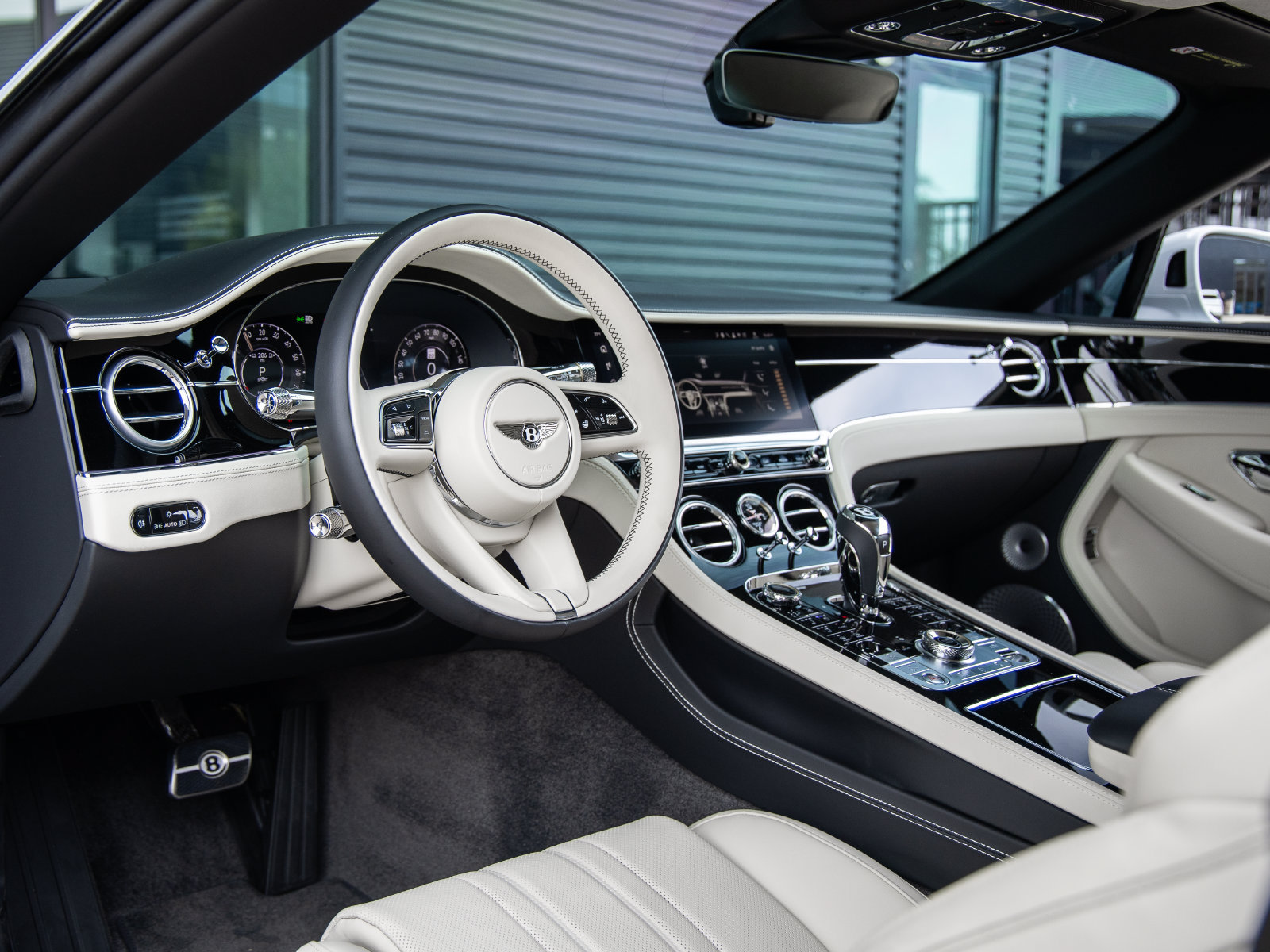 Used 2025 Bentley Continental GTC AWD/4WD image 33