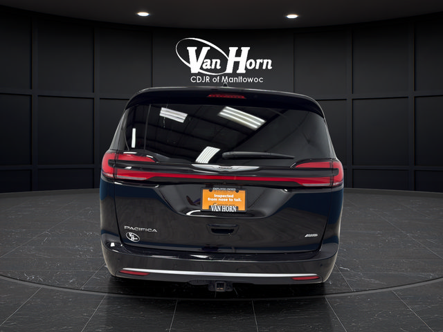 Used 2025 Chrysler Pacifica Pinnacle w/ Trailer Tow Group AWD/4WD image 6