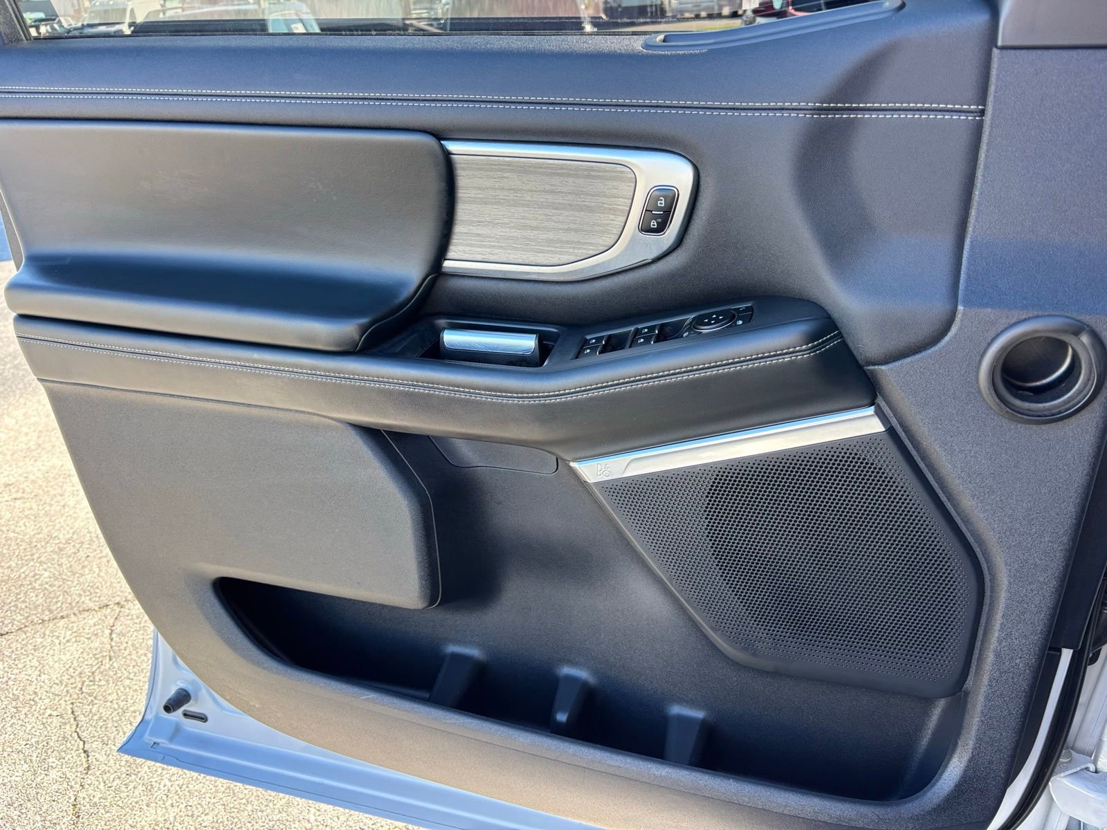 Used 2025 Ford Expedition Platinum image 17