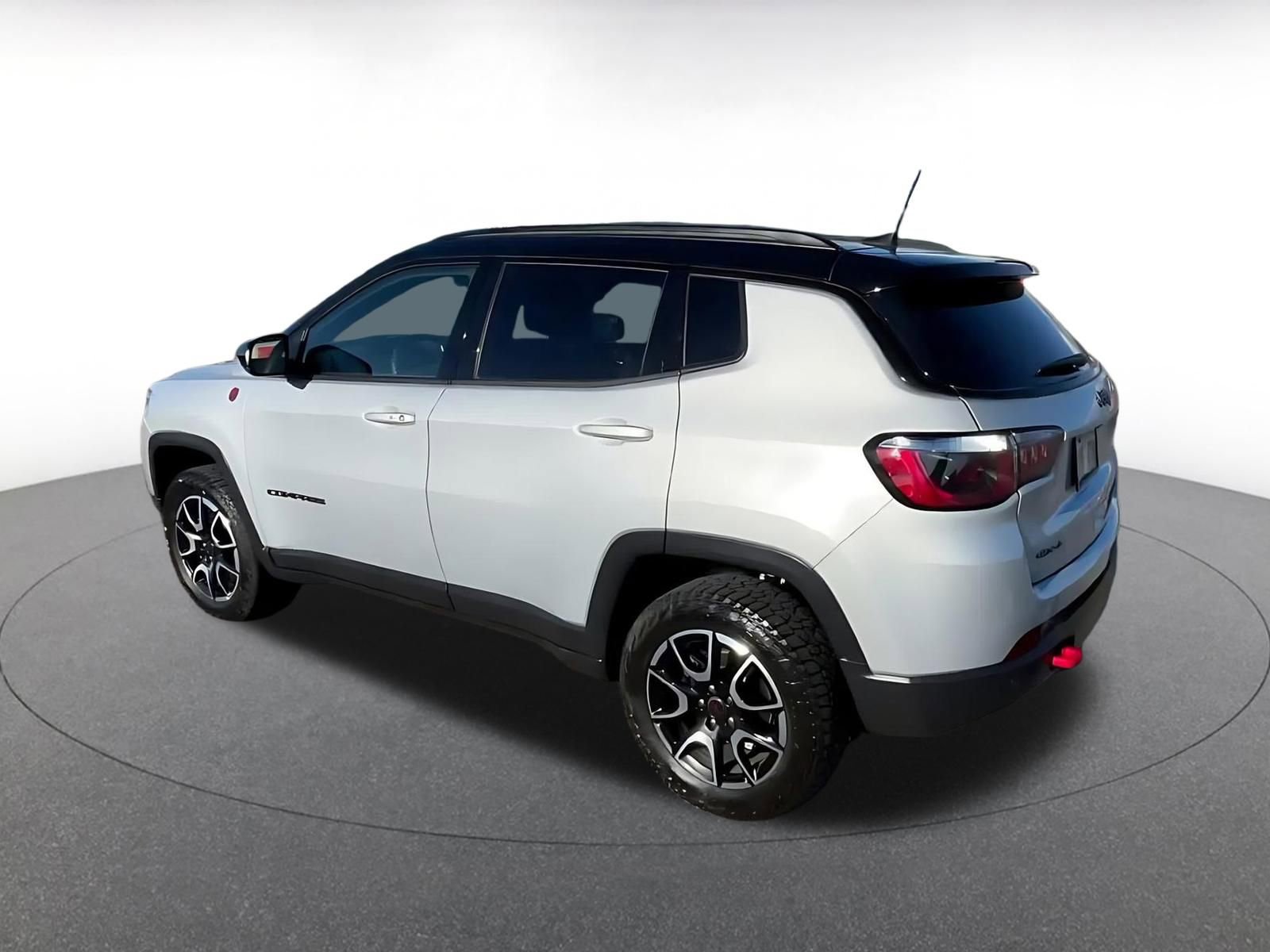 Used 2025 Jeep Compass Trailhawk image 10