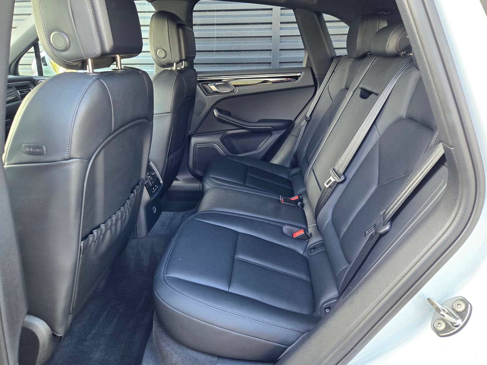 Certified 2025 Porsche Macan w/ Premium Package Plus AWD/4WD image 13