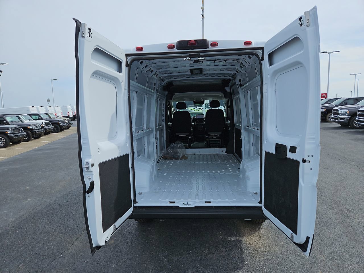 New 2025 RAM ProMaster 2500 w/ Quick Order Package 22G SLT image 11