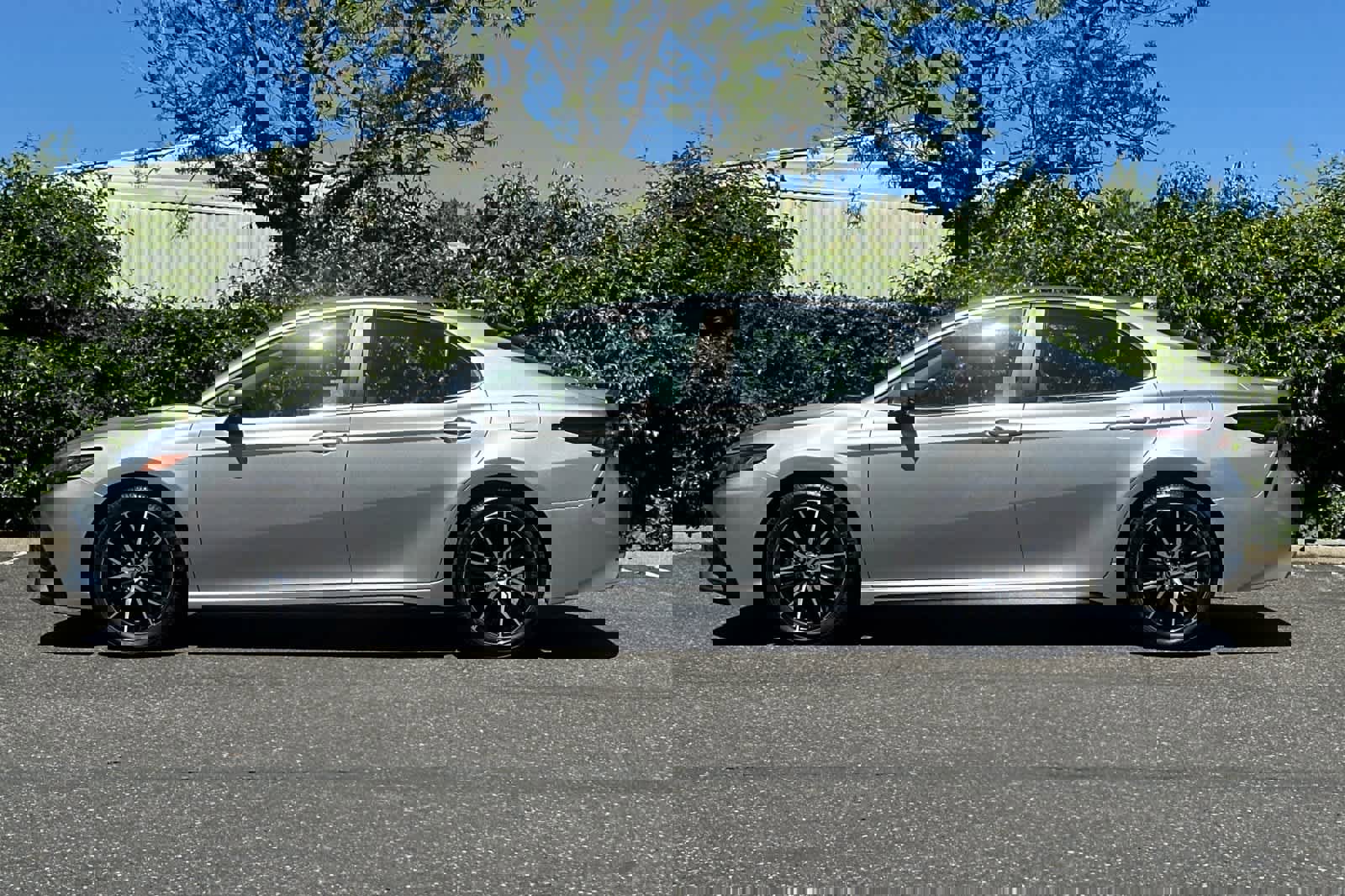 Used 2022 Toyota Camry SE w/ Convenience Package FWD image 6