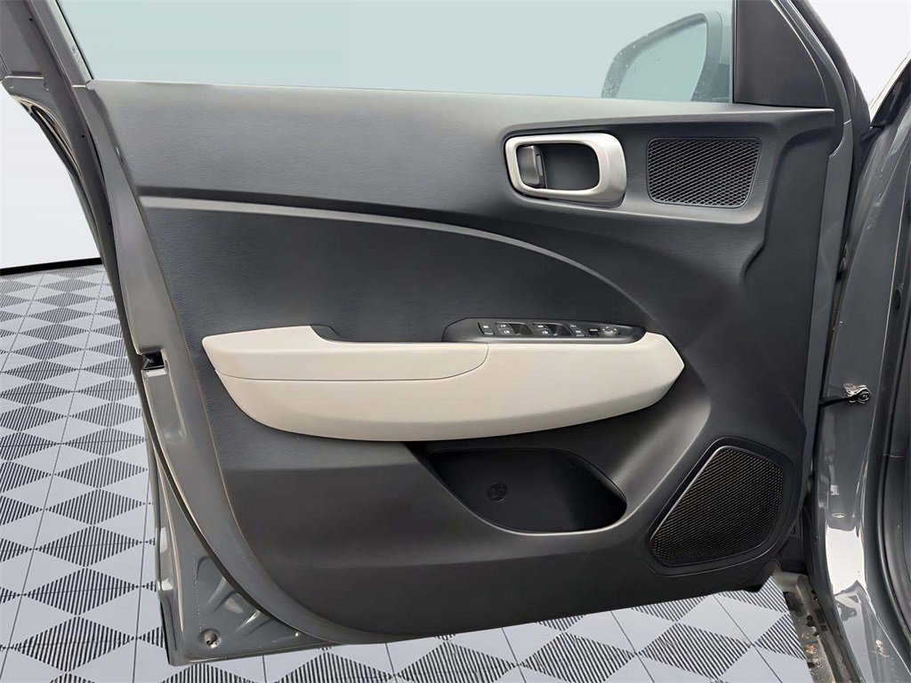 Certified 2025 Hyundai Venue SEL image 11