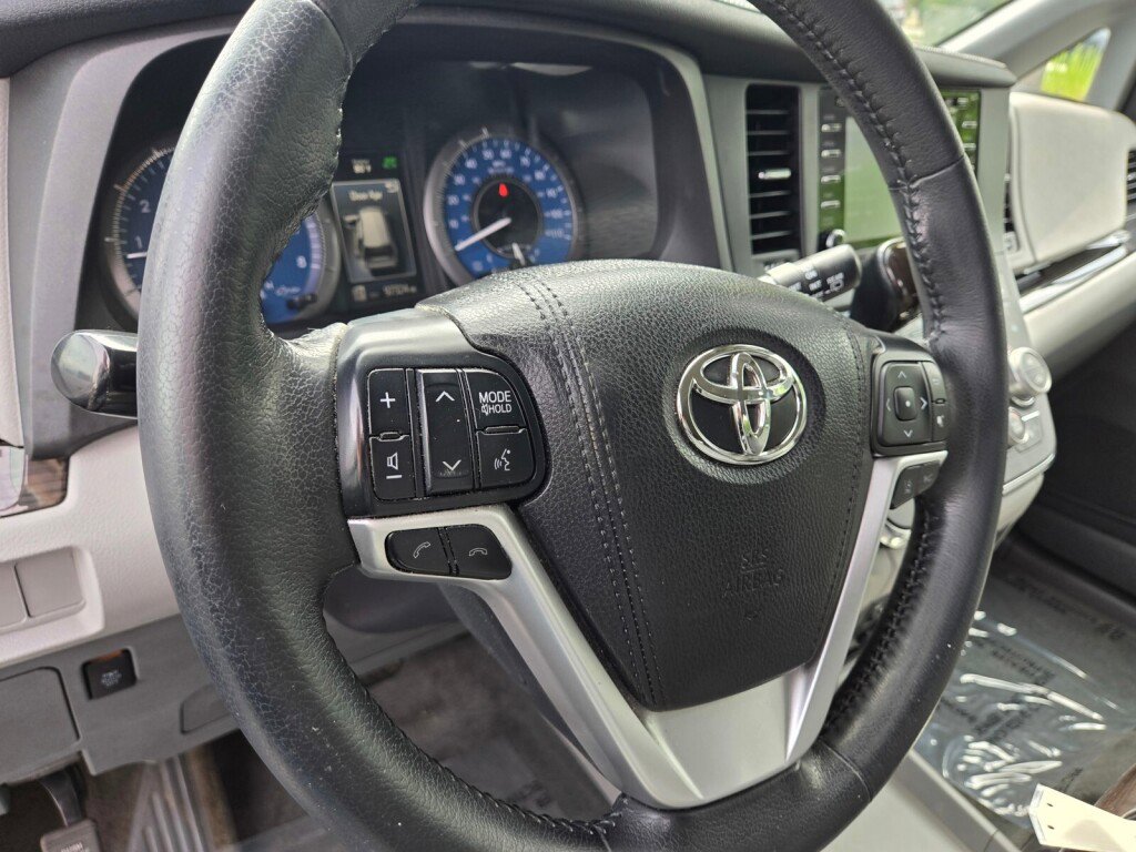 Used 2018 Toyota Sienna XLE w/ XLE Navigation Package image 17