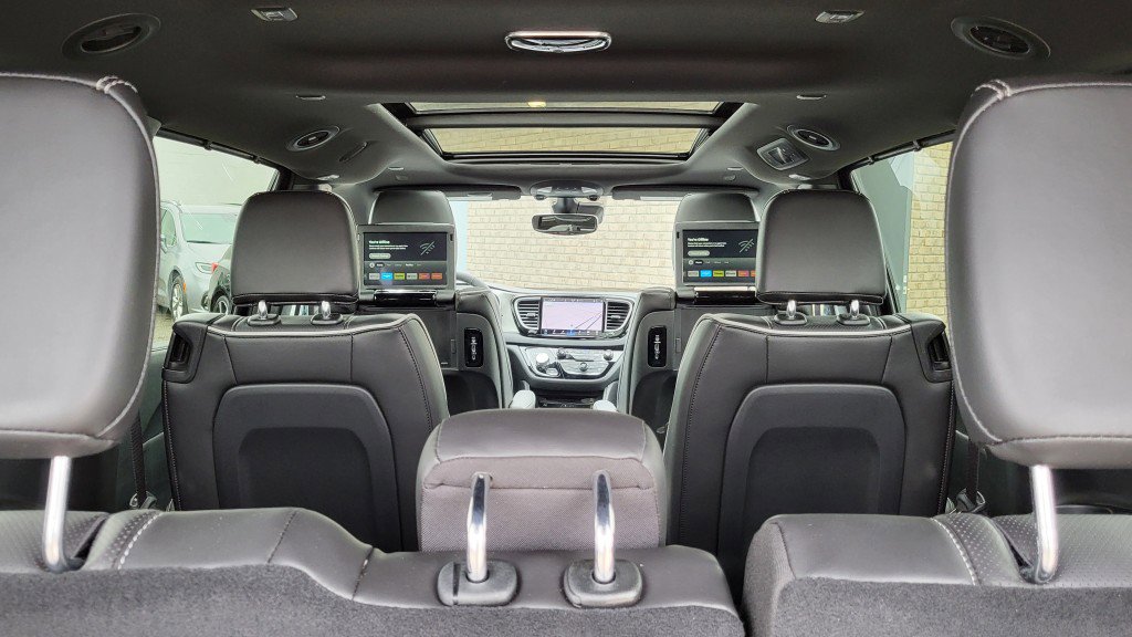 Used 2024 Chrysler Pacifica Limited w/ Uconnect Theater Family Group image 13