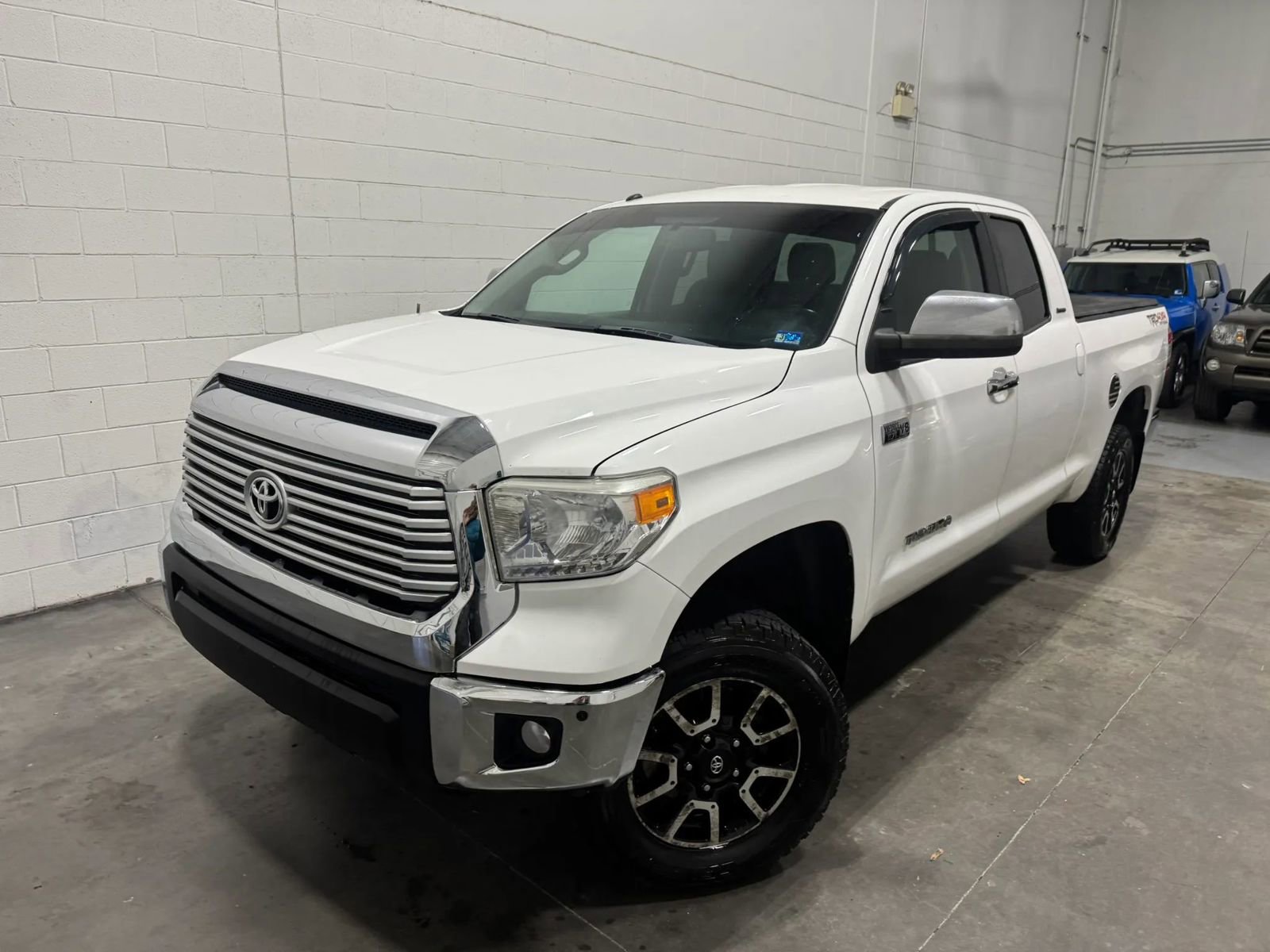 Used 2015 Toyota Tundra Limited w/ Limited Premium Package AWD/4WD image 4