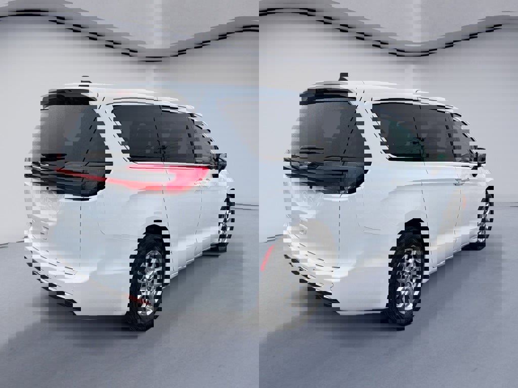 Used 2024 Chrysler Pacifica Touring-L image 5