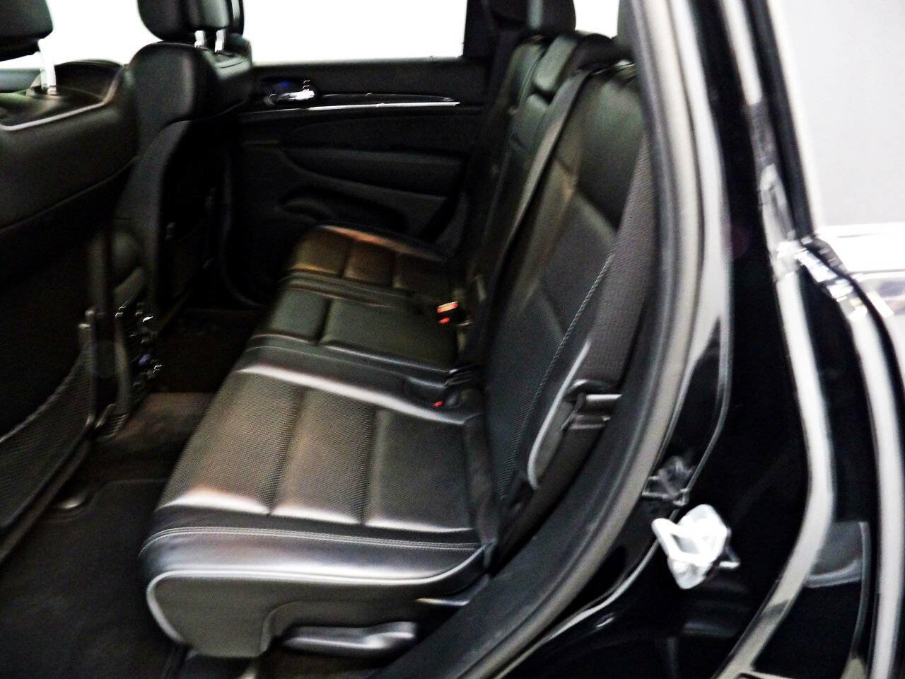 Used 2019 Jeep Grand Cherokee Overland AWD/4WD image 10
