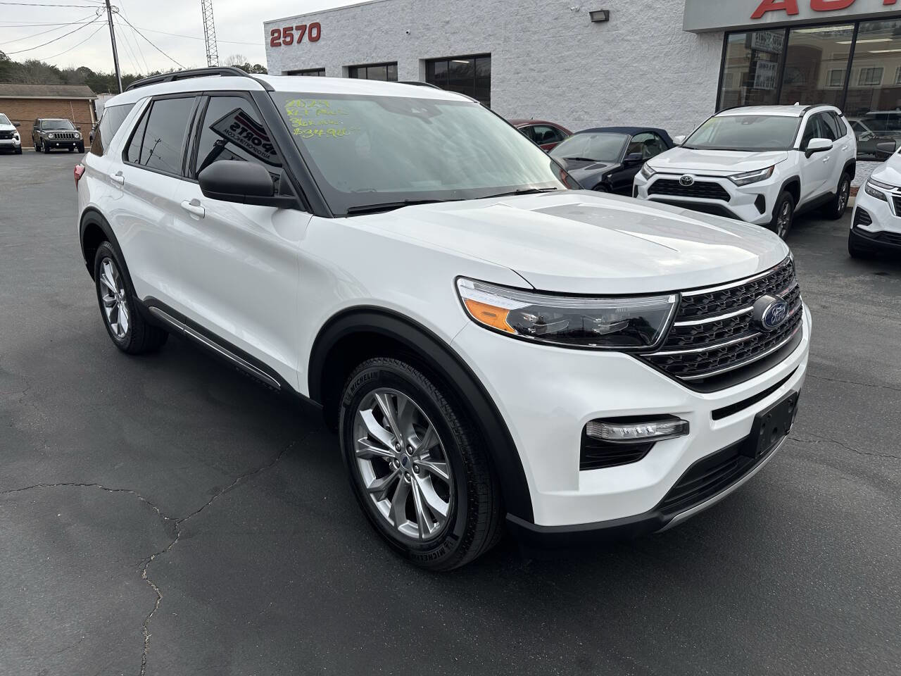 Used 2024 Ford Explorer XLT w/ Equipment Group 202A image 3
