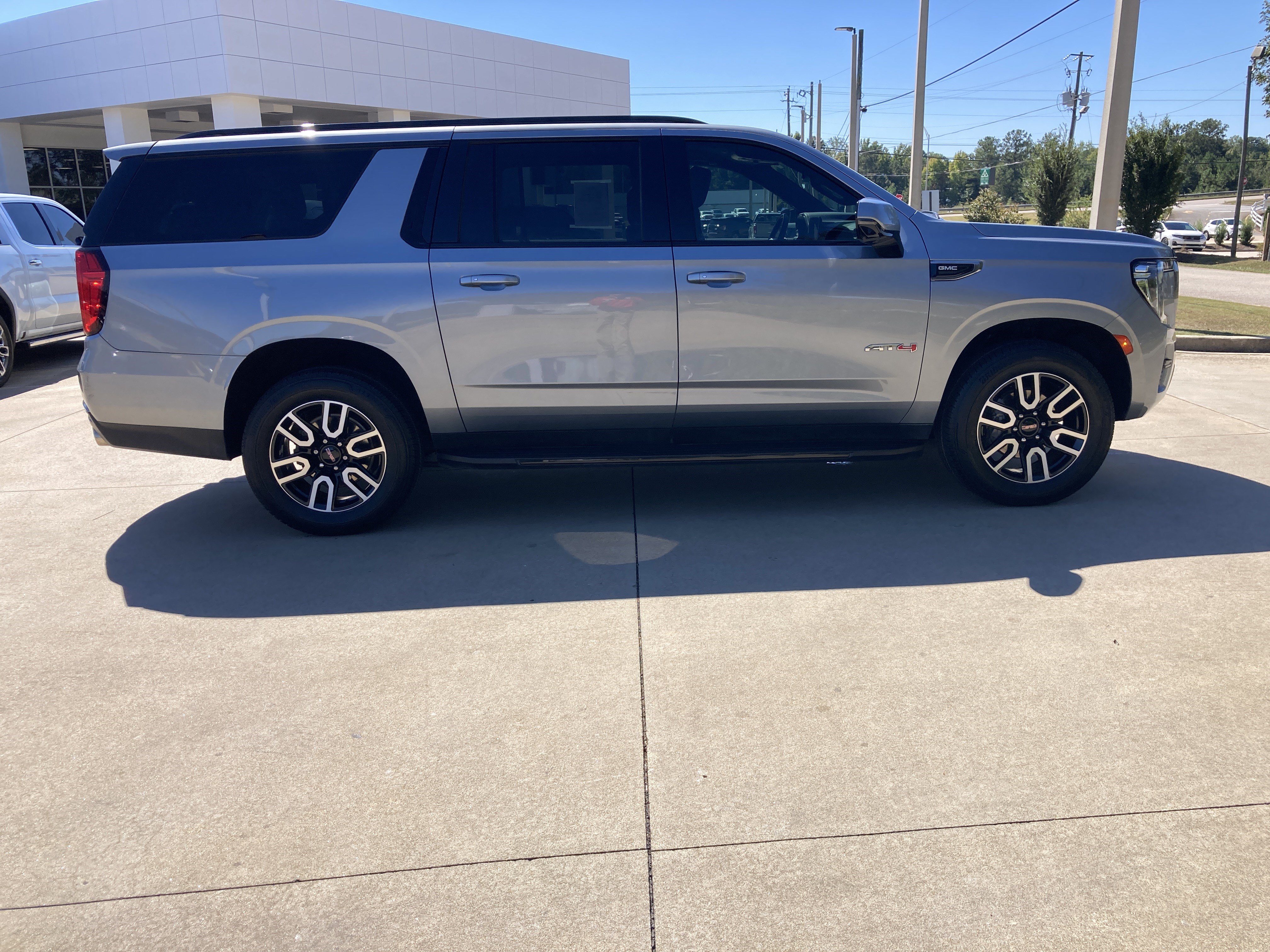 Certified 2024 GMC Yukon XL AT4 w/ Technology Package AWD/4WD image 4