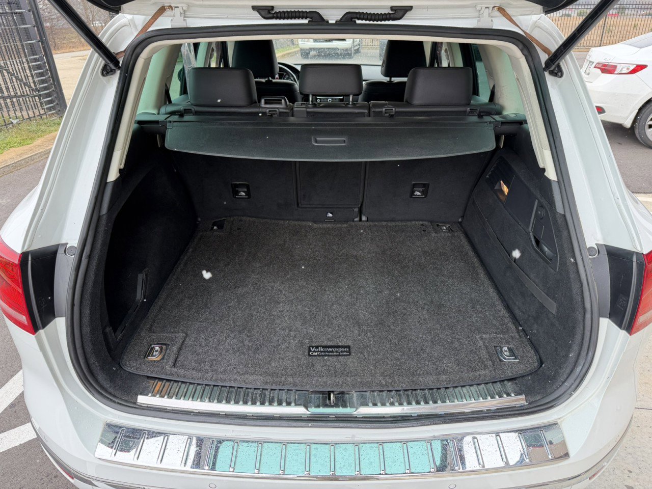 Used 2016 Volkswagen Touareg Lux image 11