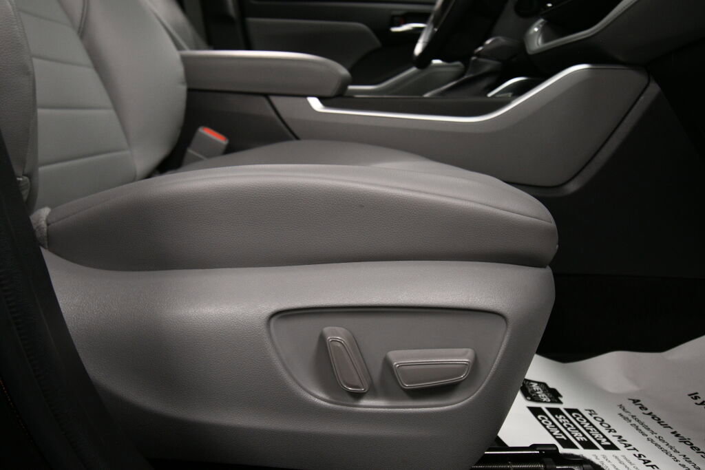 Certified 2023 Toyota Highlander XLE image 30