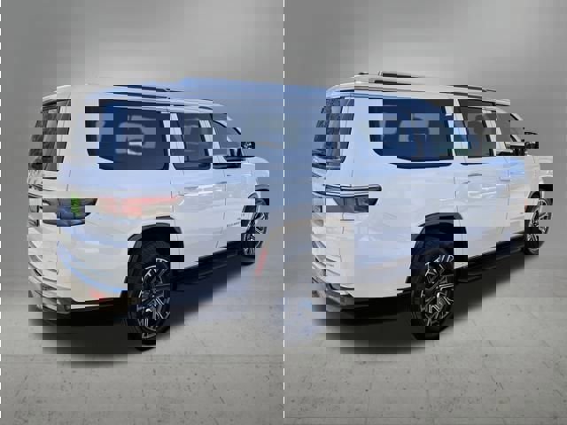 Used 2024 Jeep Wagoneer L Series II w/ Flexible Seating Group AWD/4WD image 5