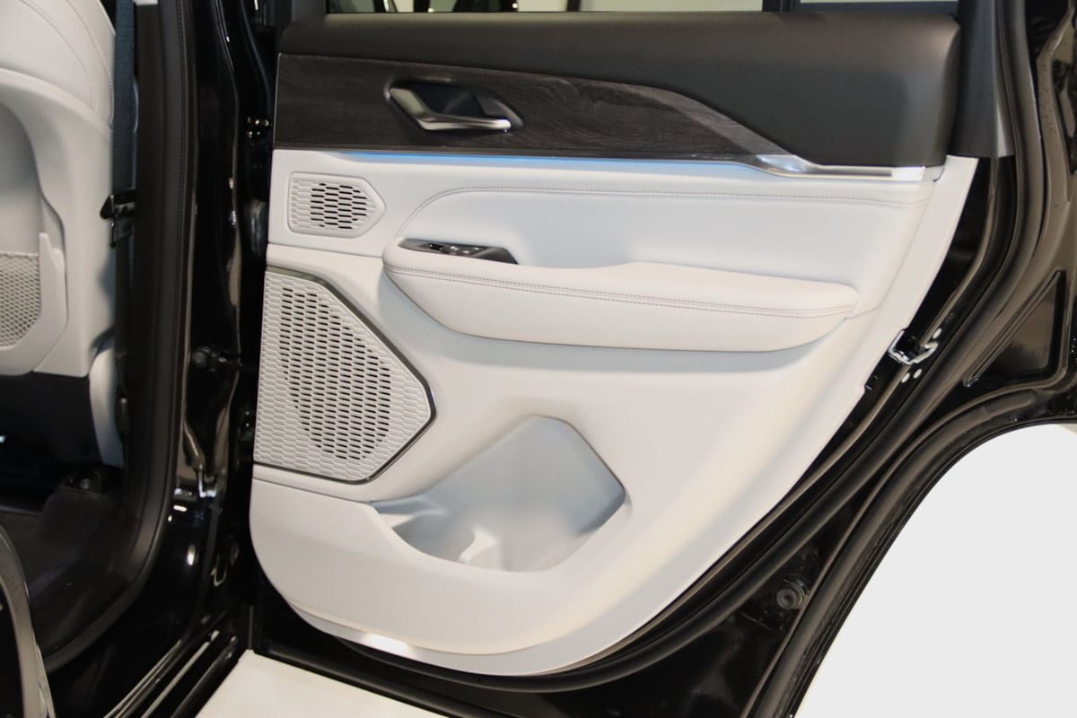 Used 2023 Jeep Grand Cherokee Overland AWD/4WD image 73