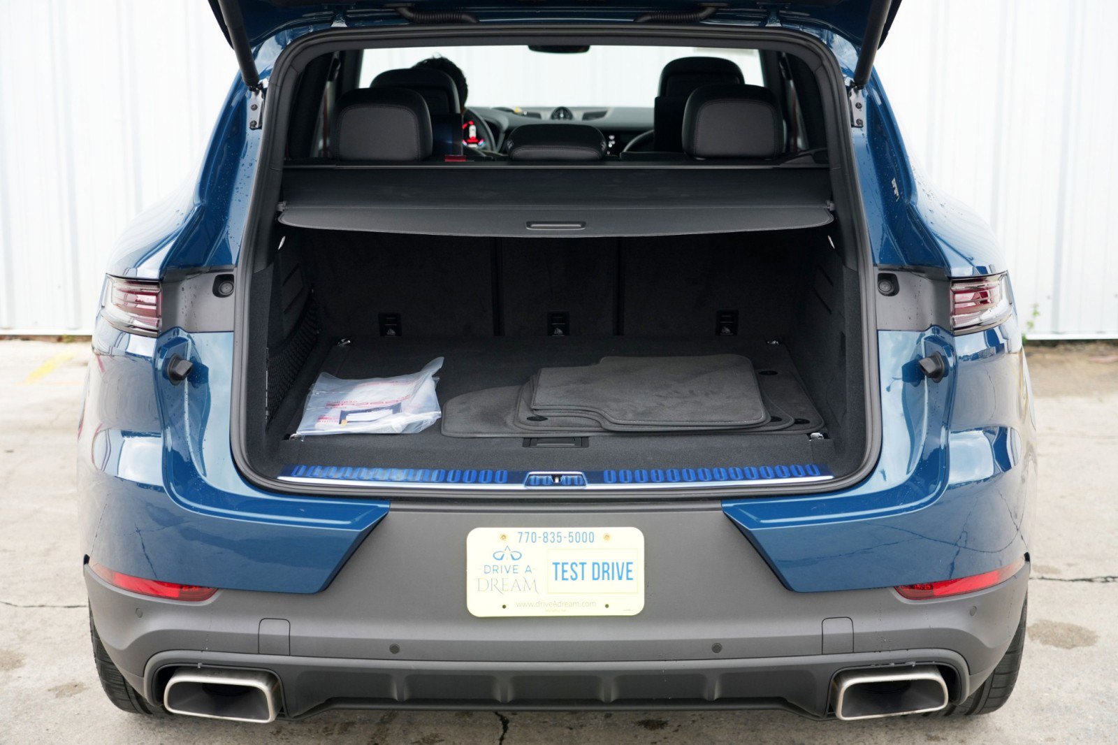 Used 2024 Porsche Cayenne w/ Premium Package image 10