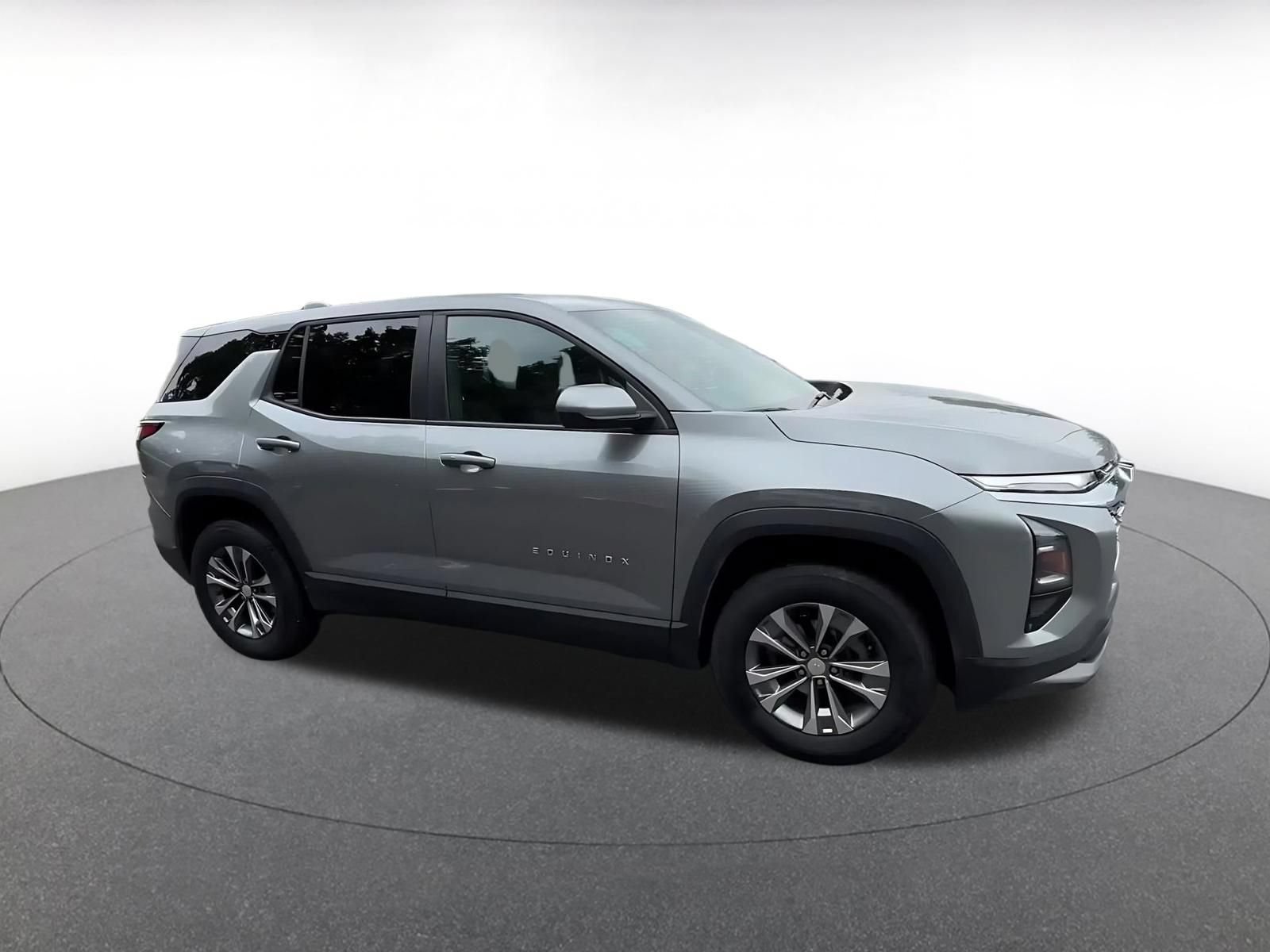 Used 2025 Chevrolet Equinox LT FWD image 2