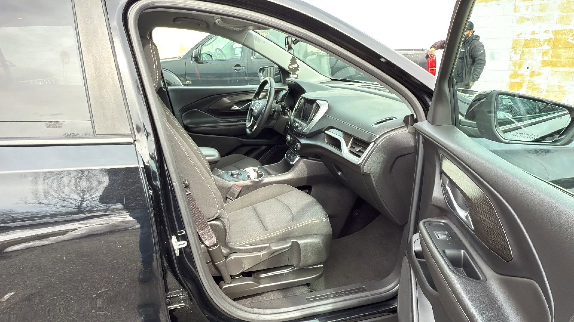 Used 2022 GMC Terrain SLE image 25